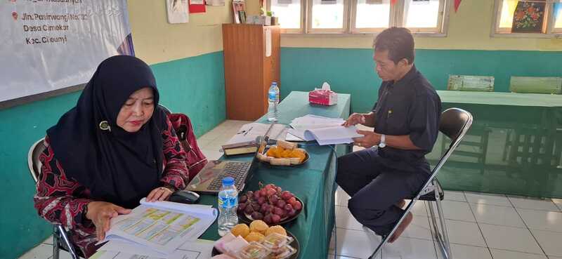 Proses Pemeriksaan Perangkat Kerja Salah Satu Guru