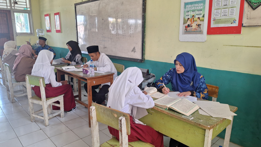 Salah satu panitia tes dan calon siswa sedang melakukan tes.
